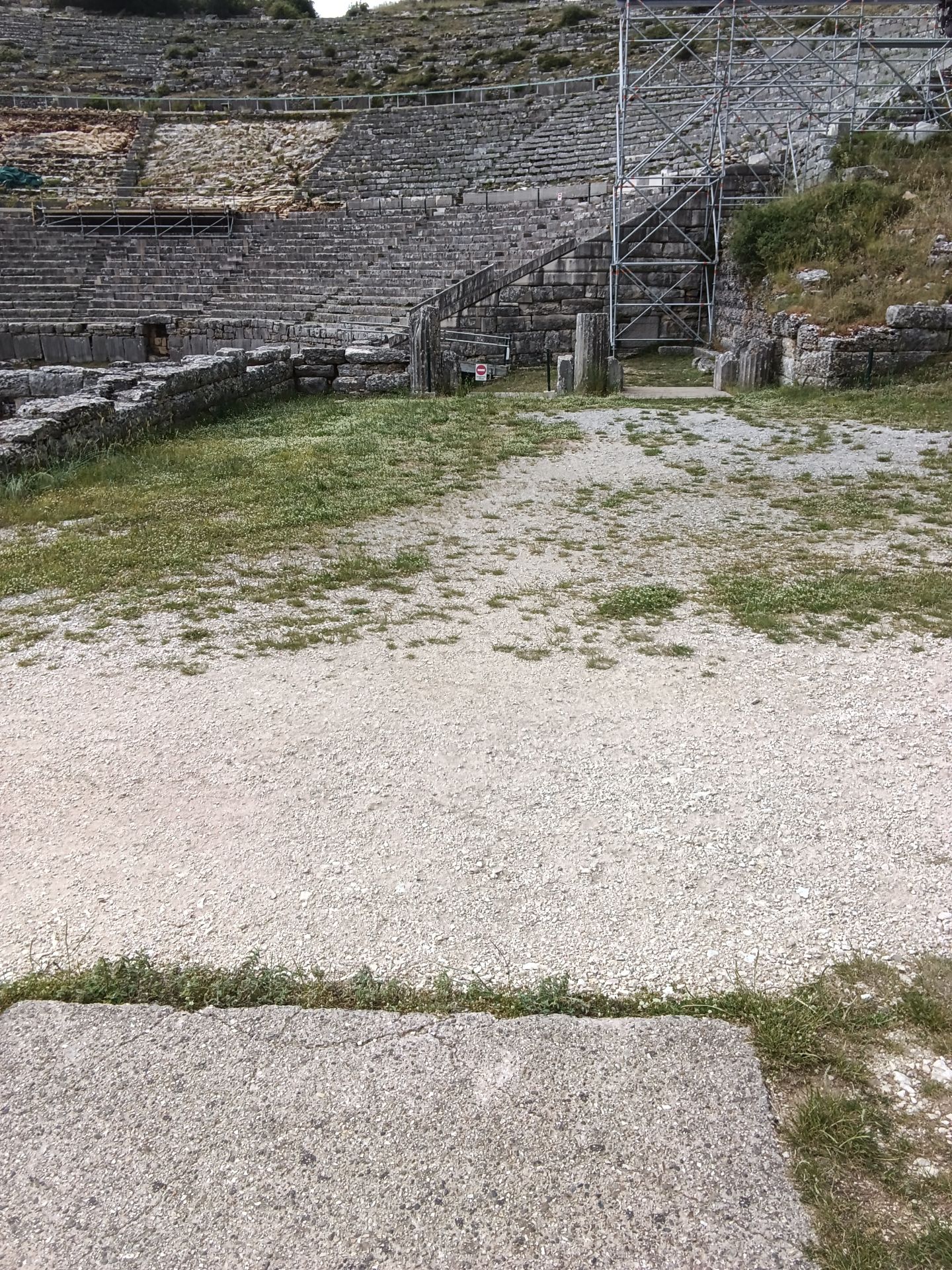 Το μονοπάτι όταν φτάνει στο θέατρο συνεχίζει σε μορφή πατημένου χώματος για περίπου 30 m. Μετά συνεχίζει πάλι με τσιμέντο προς το βουλευτήριο και τα λατρευτικά οικοδομήματα.