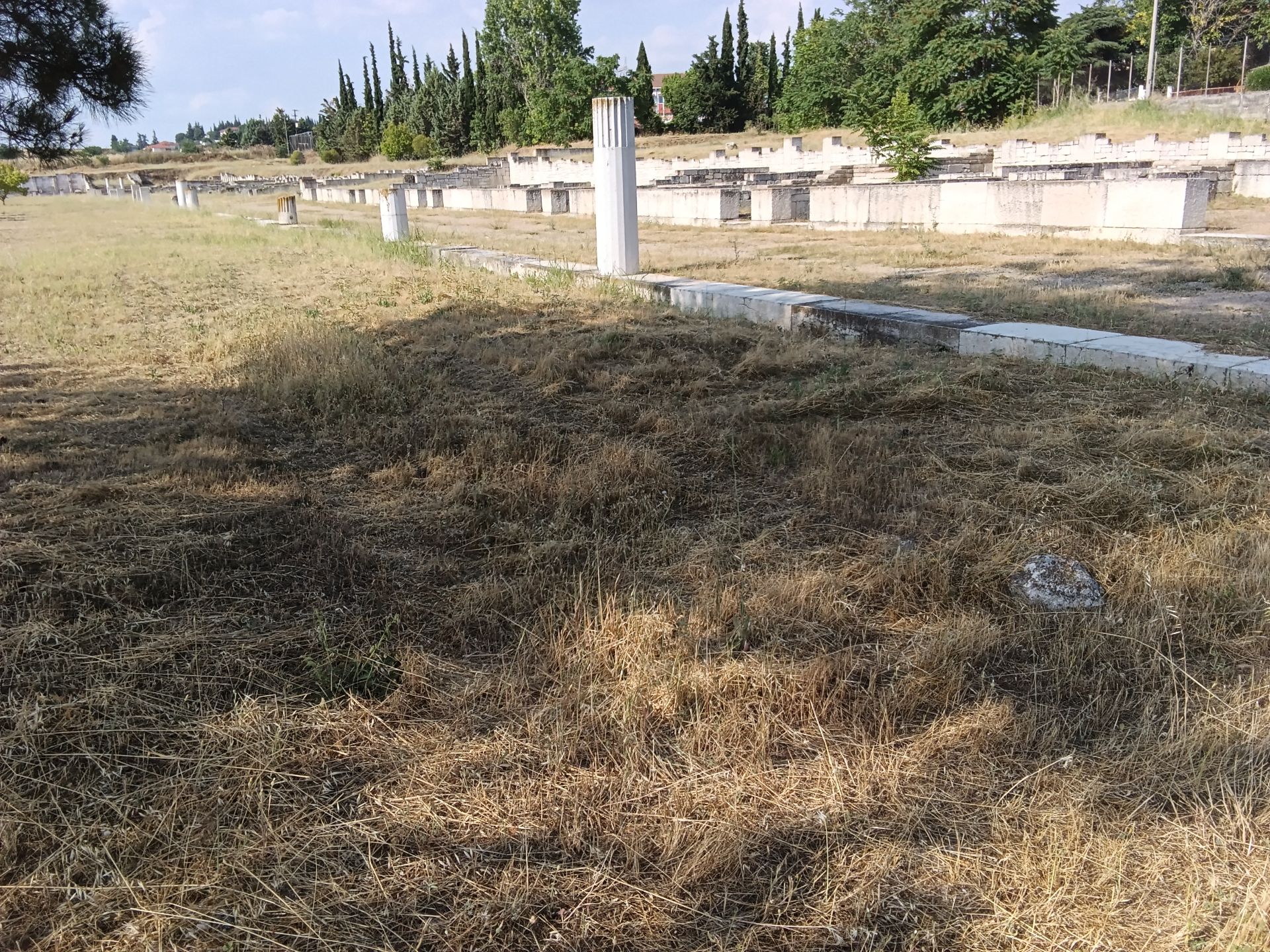Η αγορά είναι μία περιοχή δύσκολα προς πελάσιμη με αμαξίδια. Συνιστάται επίσκεψη με συνοδό.