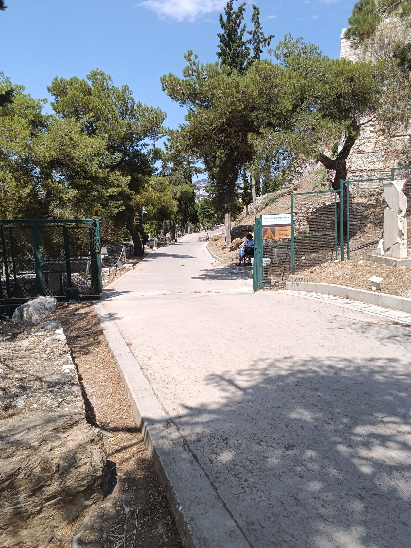 Εσωτερική είσοδος να την πλευρά του αρχαιολογικού χώρου της ακρόπολης