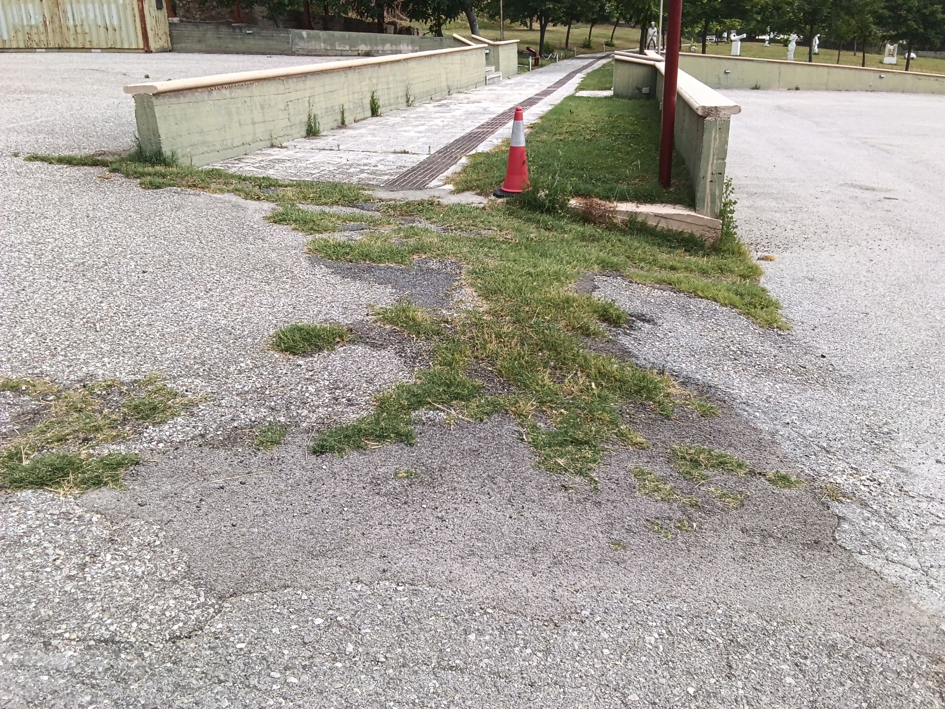 Σημείο με ανωμαλίες επι εδάφους στην αρχή της εισόδου στον αύλειο χώρο από την πλευρά του πάρκινγκ