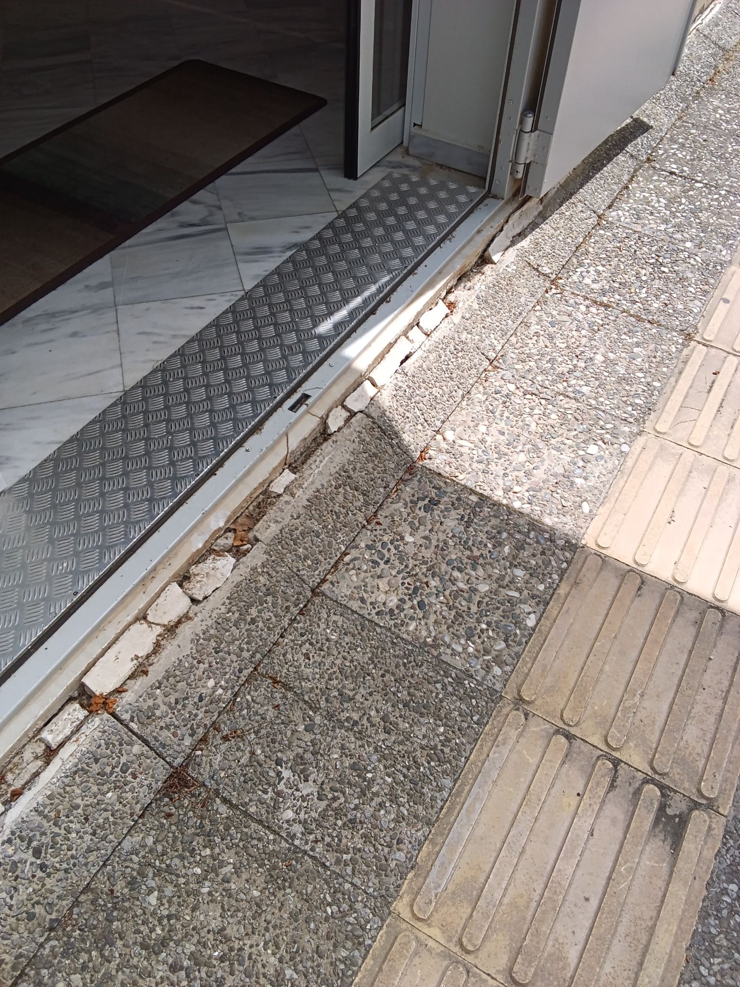 Εμπόδιο για αμαξίδια στην έξοδο προς την αυλή