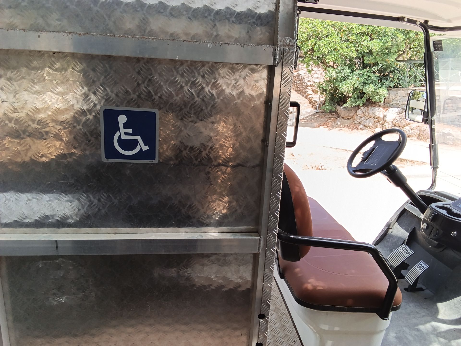 Υπηρεσία μεταφοράς ατόμων με αναπηρία και εμπορτιζόμενων ατόμων με ηλεκτροκίνητα αυτοκίνητα, με δυνατότητα μεταφοράς ατόμου με αναπηρικό αμαξίδιο.