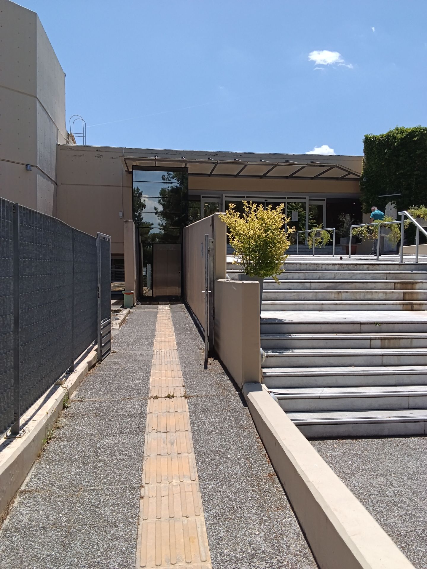 Κεντρική είσοδος κοινού