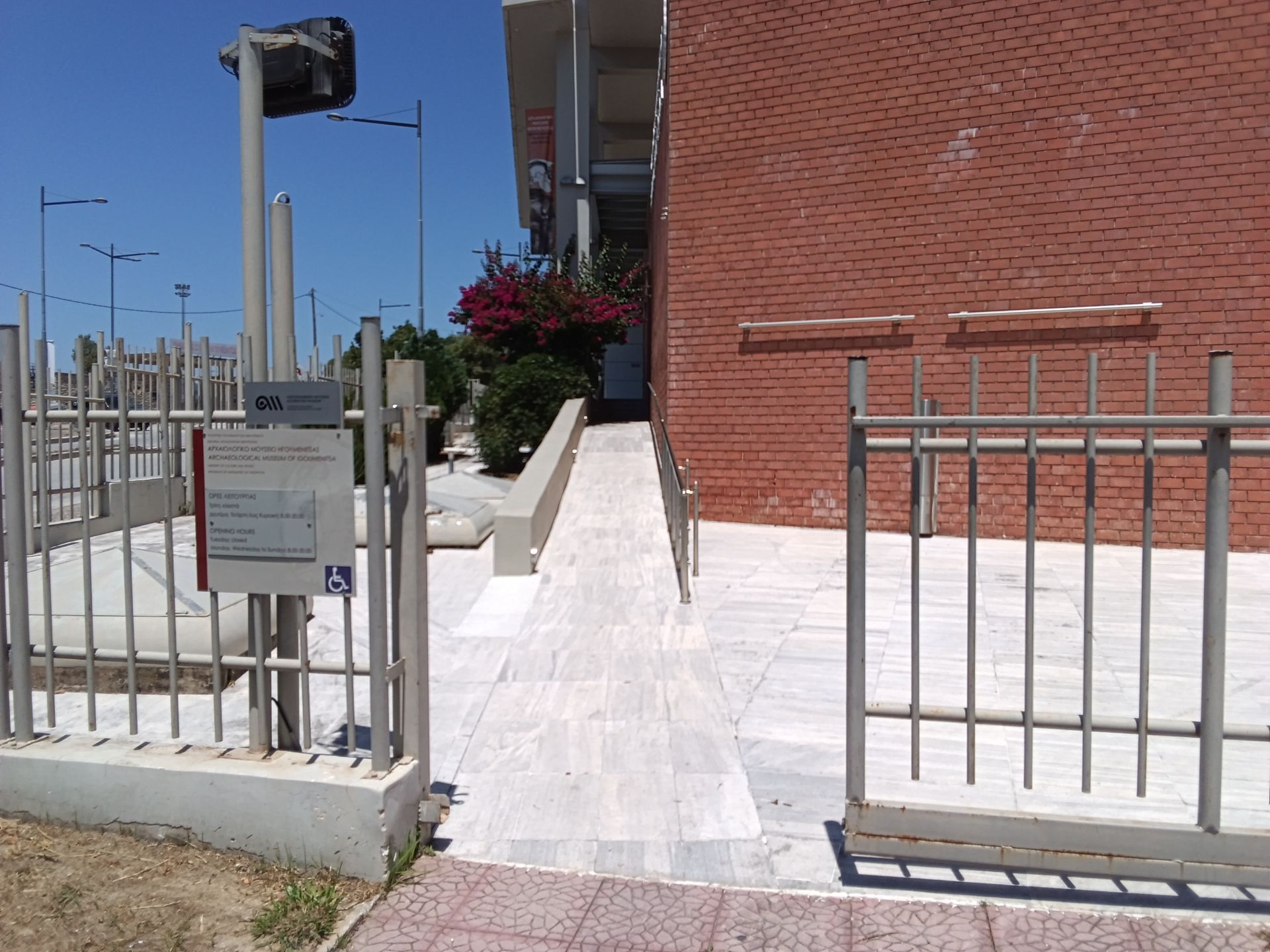 Υπαίθρια είσοδος της αυλής
