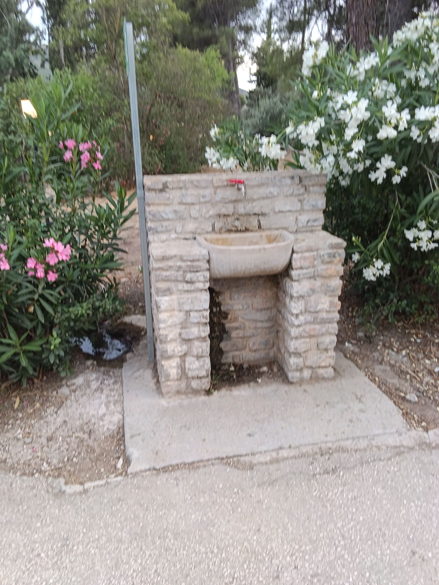 Βρύση με νερό. Βρίσκεται στον προαύλιο χώρο πριν το πωλητήριο.