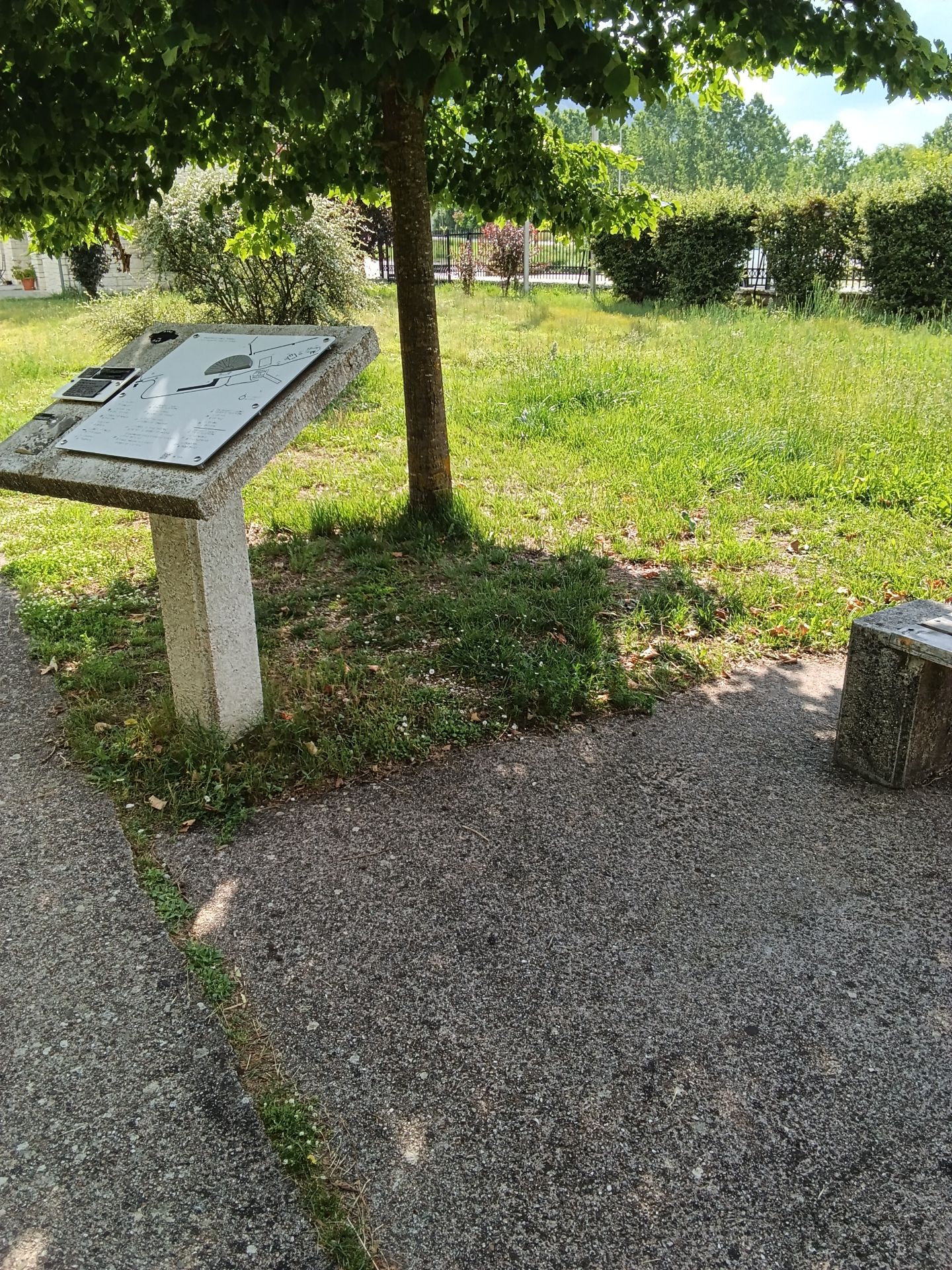 Στην αρχή της διαδρομής υπάρχει ειδικός χάρτης οπτικός ανάγλυφος και με γραφή bride όπου δείχνει το σχεδιάγραμμα του αρχηγικού χώρου καθώς και θράσμα από το θέατρο απτικό για ψηλάθηση και αντίγραφο ελάσματος μαντείου