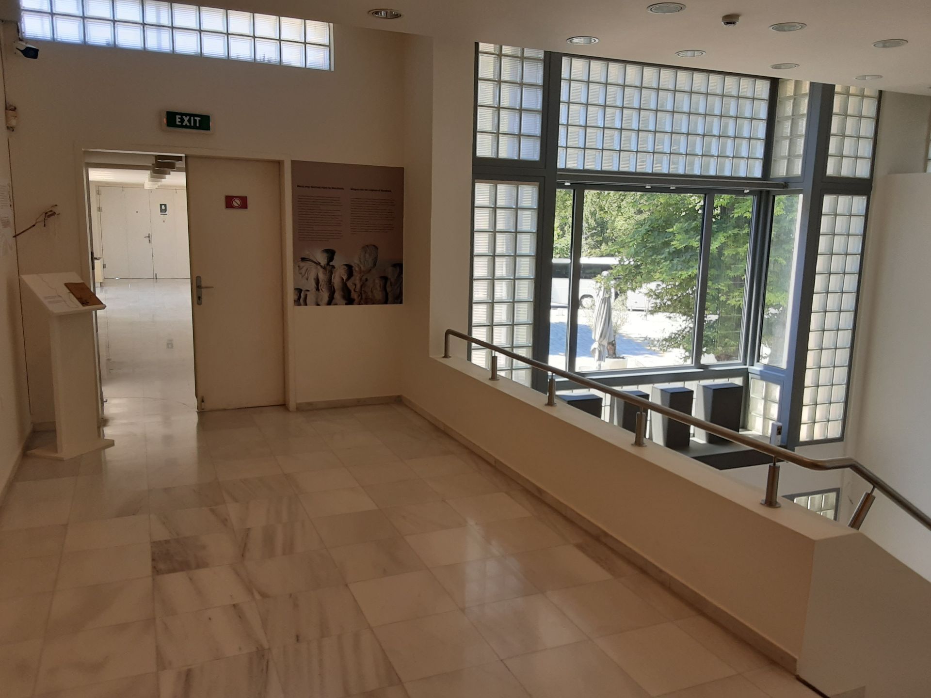 Επικινδυνο μπαλκονι, διπλα στη σκαλα που οδηγει απο το Ισογειο στο WC κοινου και στο αναψυκτηριο