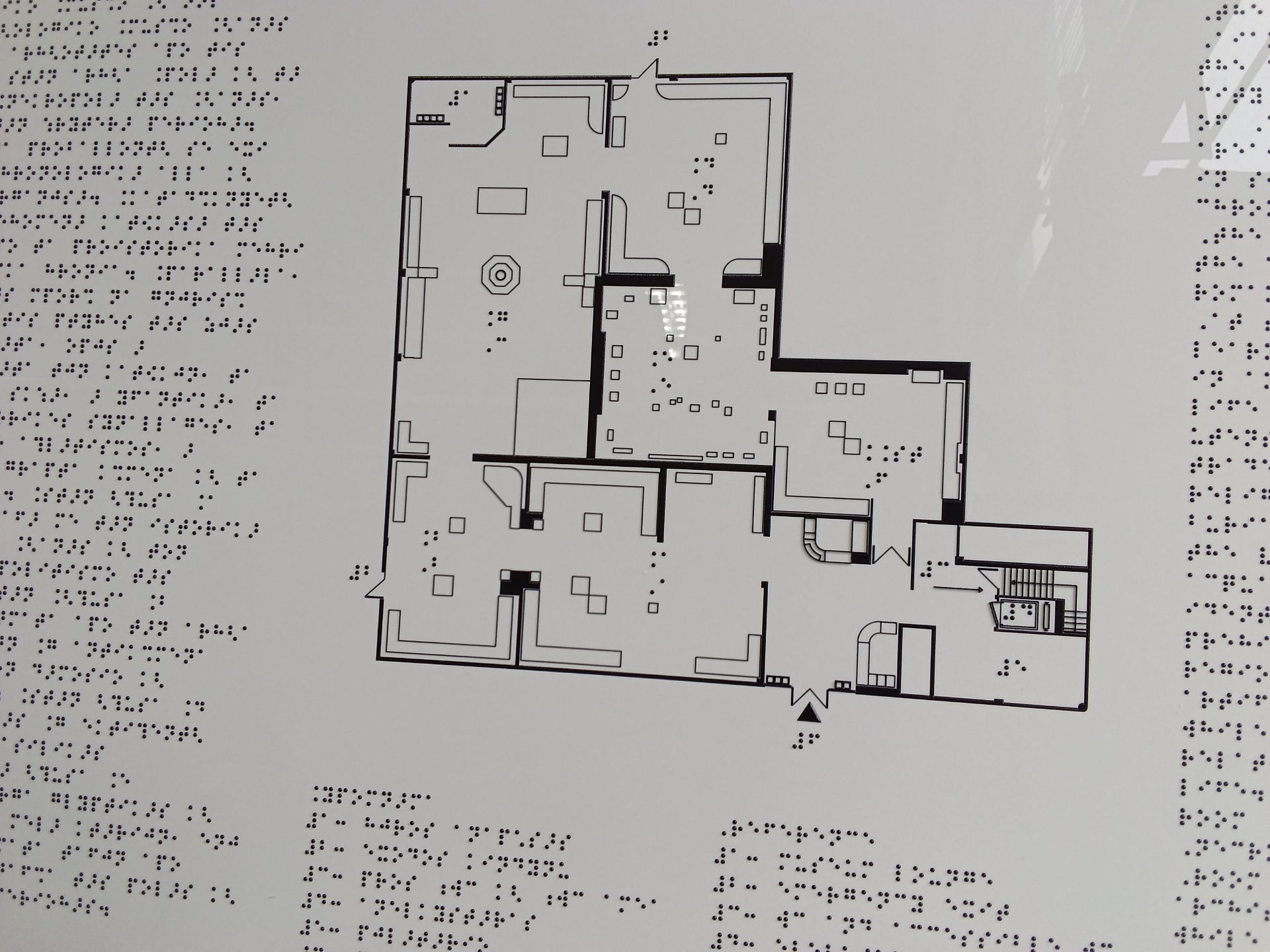 Ειδική πινακίδα με ανάγλυφο χάρτη των χώρων του Μουσείου