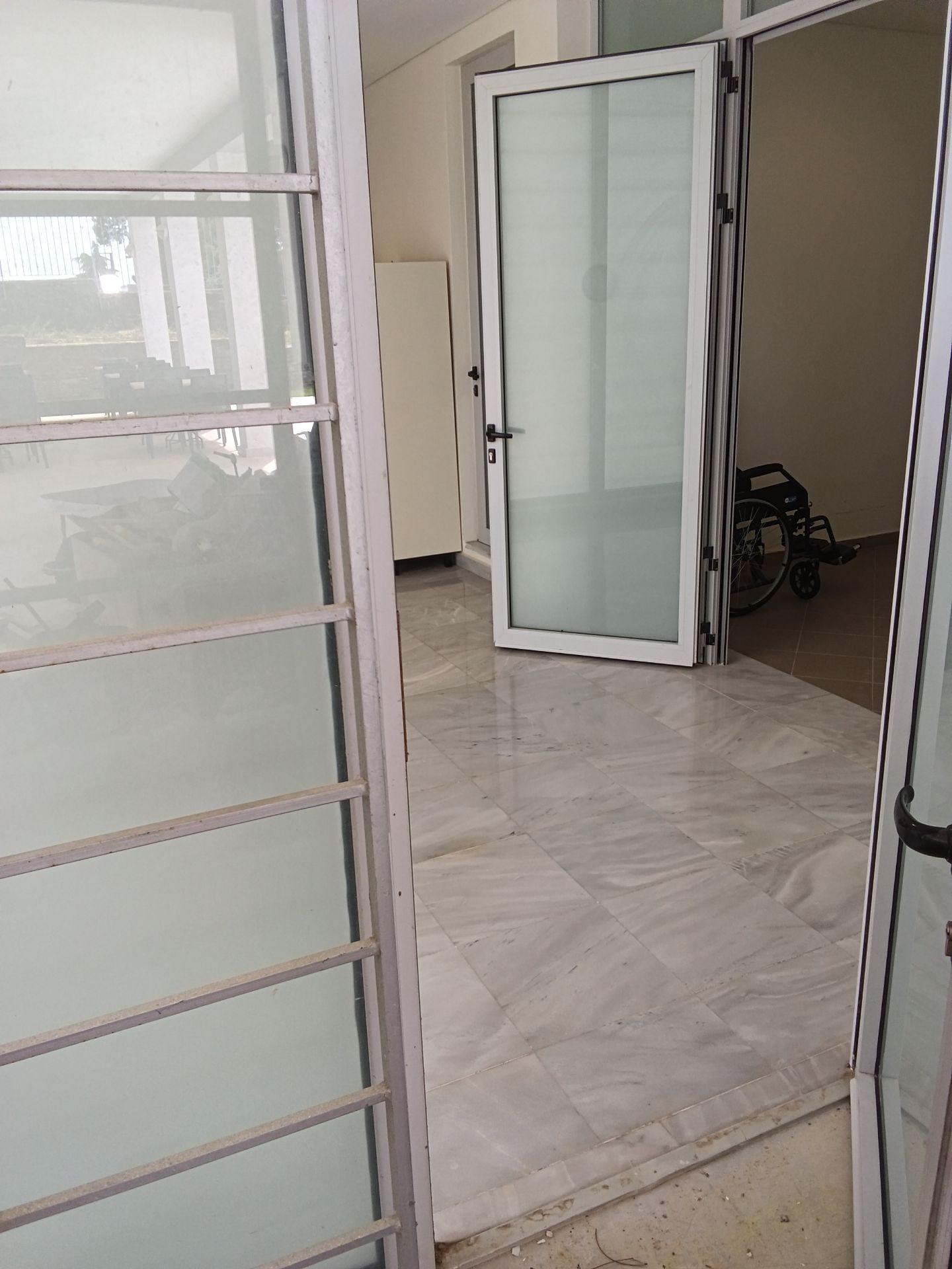 Είσοδος έξοδος στην αυλή από την πλευρά του αναψυκτηρίου