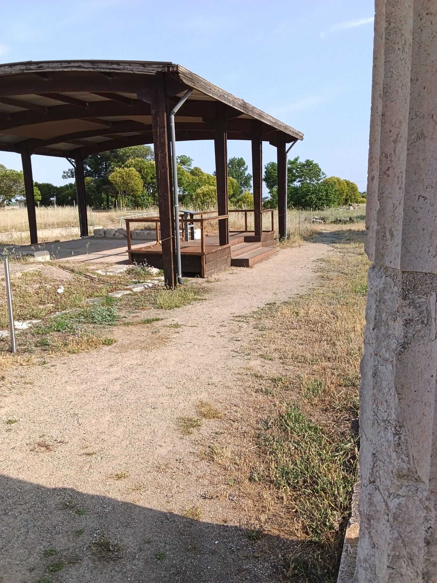 Στην οικία της ελένης η πρόσβαση της πλατφόρμες θέασης των ψηφιδωτών γίνεται μέσω σκαλοπατιών τα οποία δεν ειναι γεφυρωμένα για προσπέλαση με αμαξίδιο