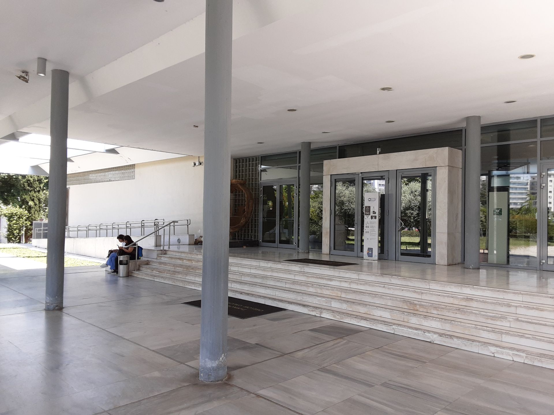 Κεντρική είσοδος (από την Αυλή)