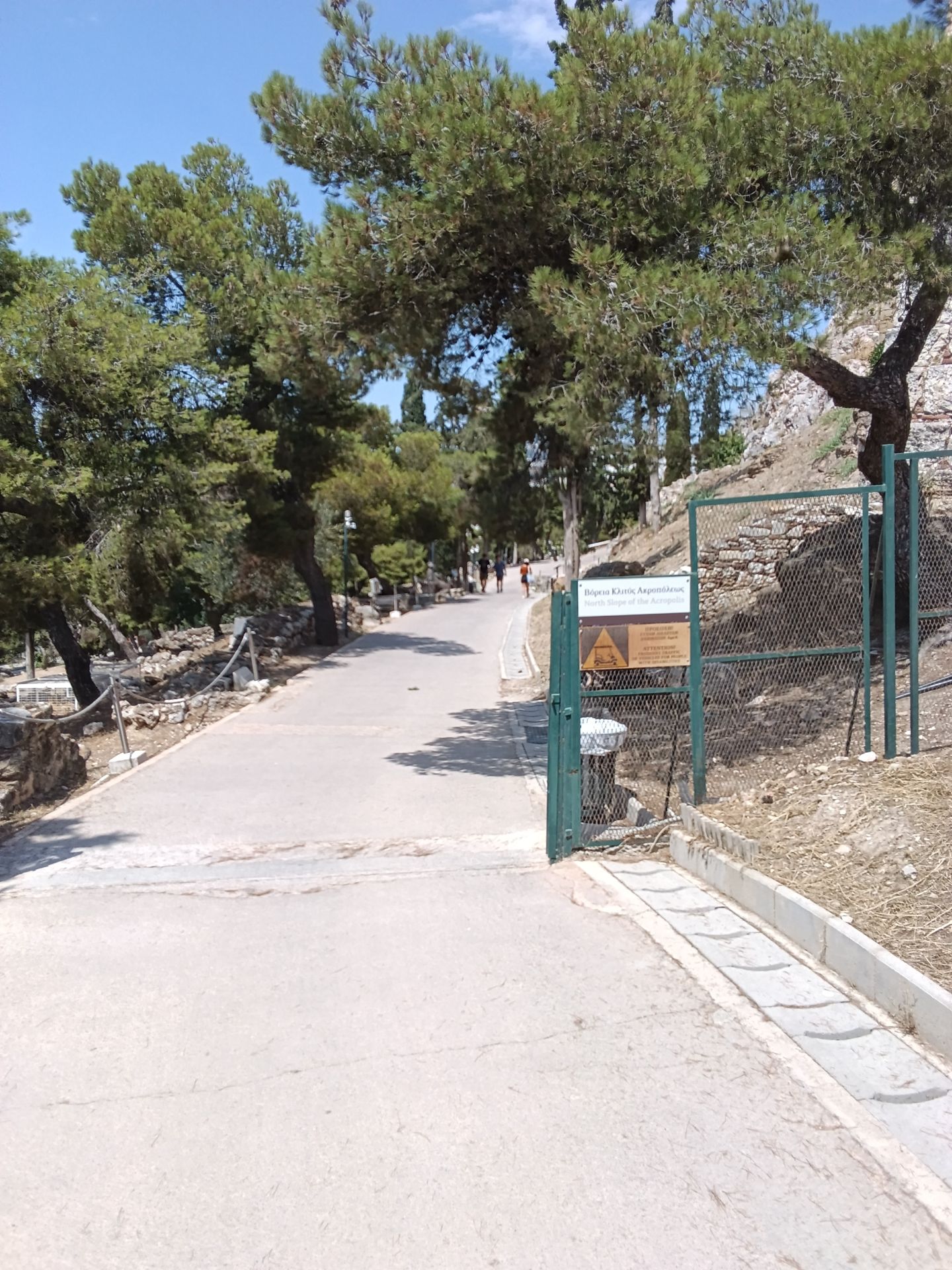 Εσωτερική είσοδος να την πλευρά του αρχαιολογικού χώρου της ακρόπολης