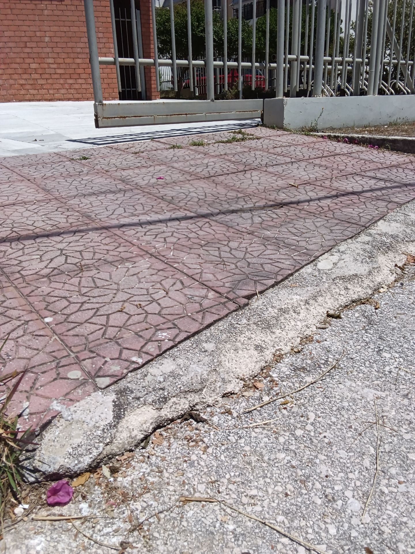 Εμπόδιο πριν την είσοδο στην αυλή