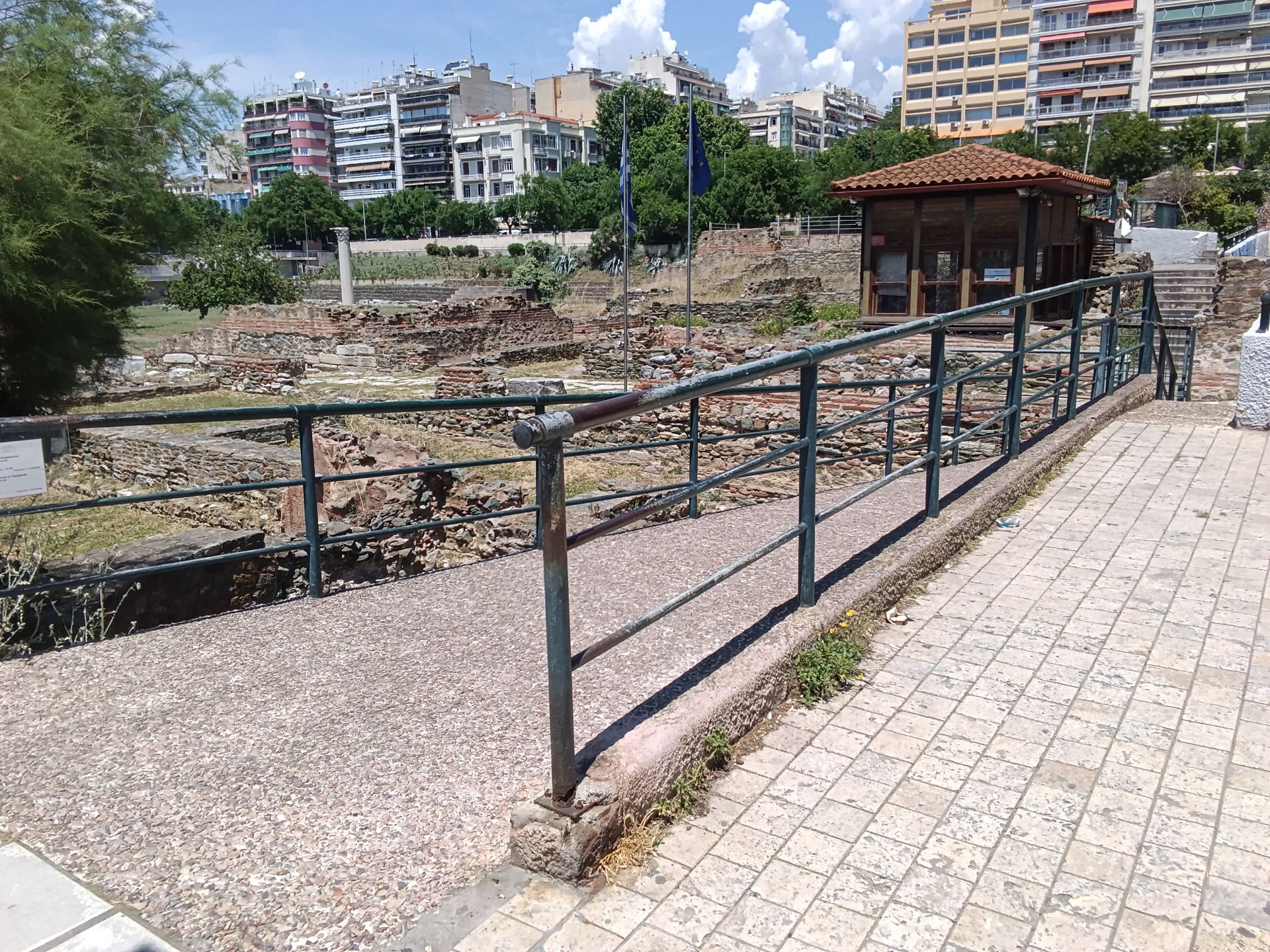 Εξωτερική είσοδος από την οδό αναγνώστου στρατιώτη και φιλίππου