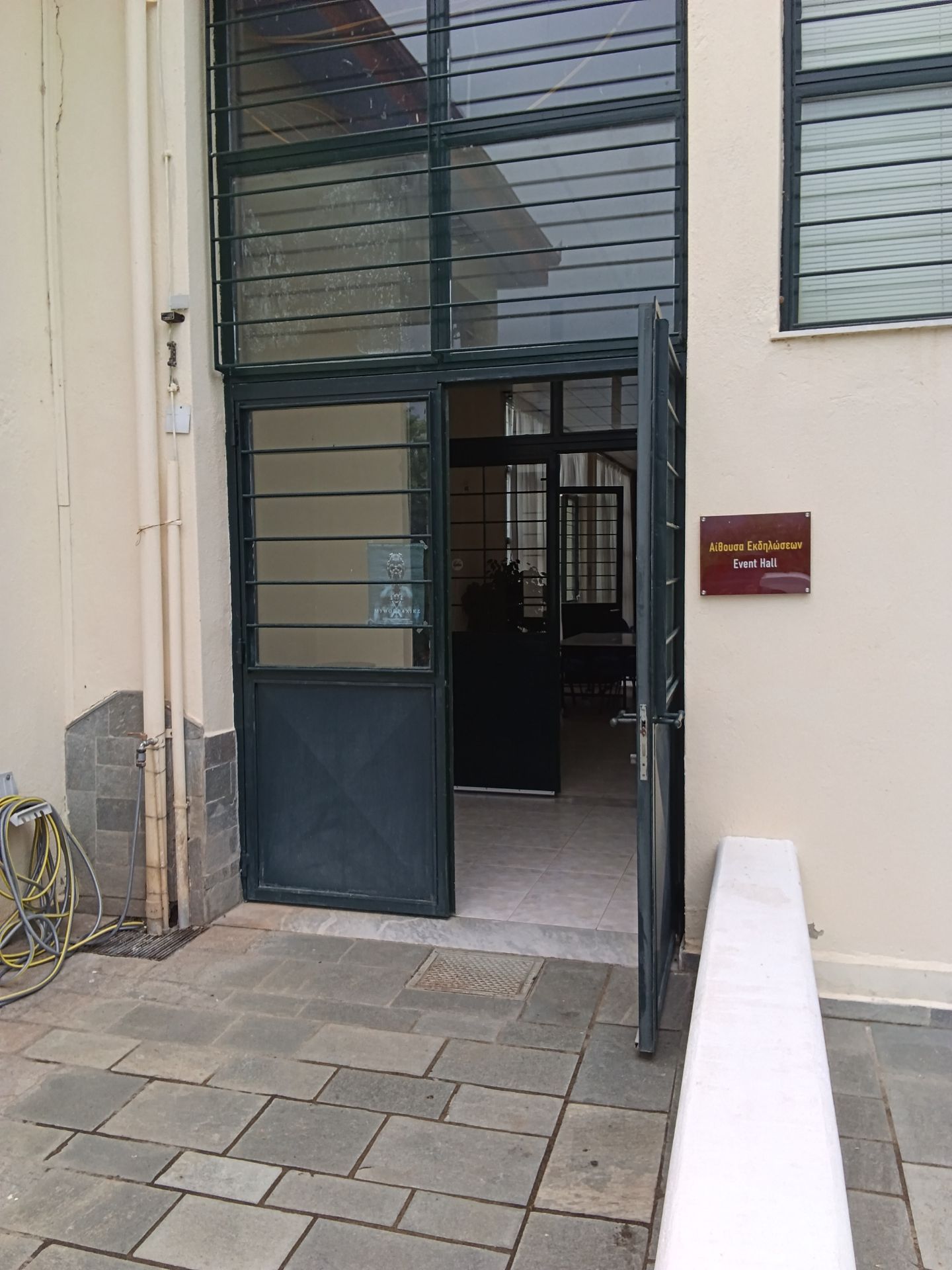 Είσοδος από την πλευρά της αίθουσας εκδηλώσεων