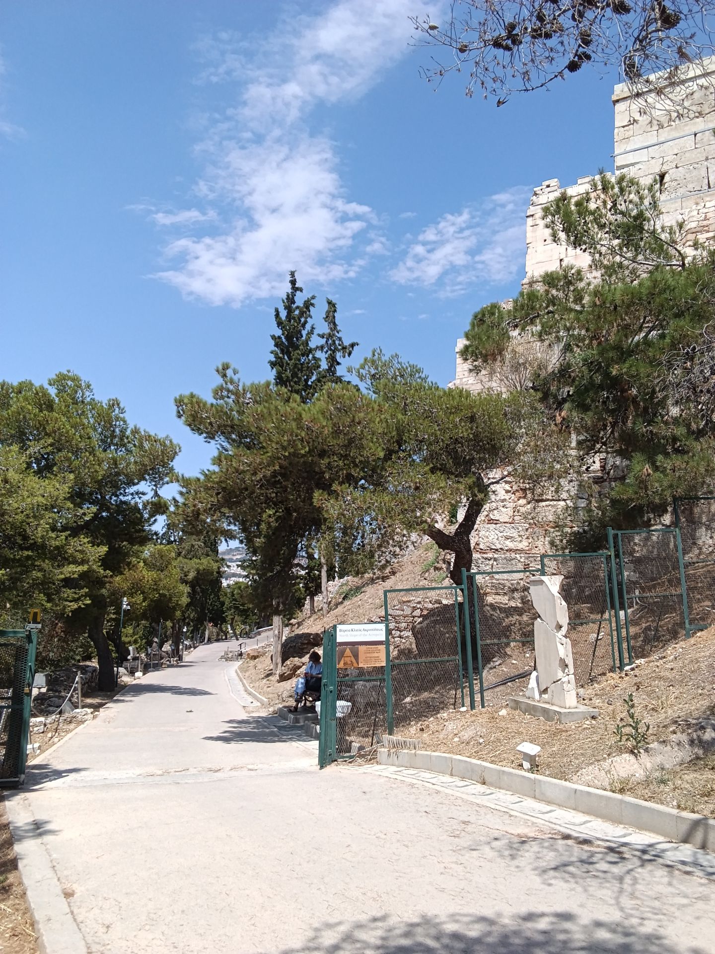 Εσωτερική είσοδος να την πλευρά του αρχαιολογικού χώρου της ακρόπολης