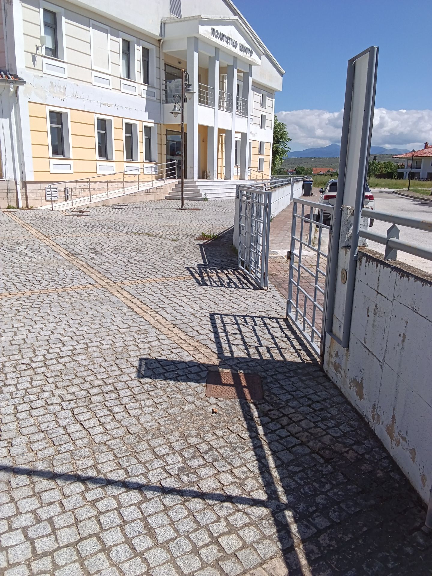 Υπαίθρια είσοδος της αυλής