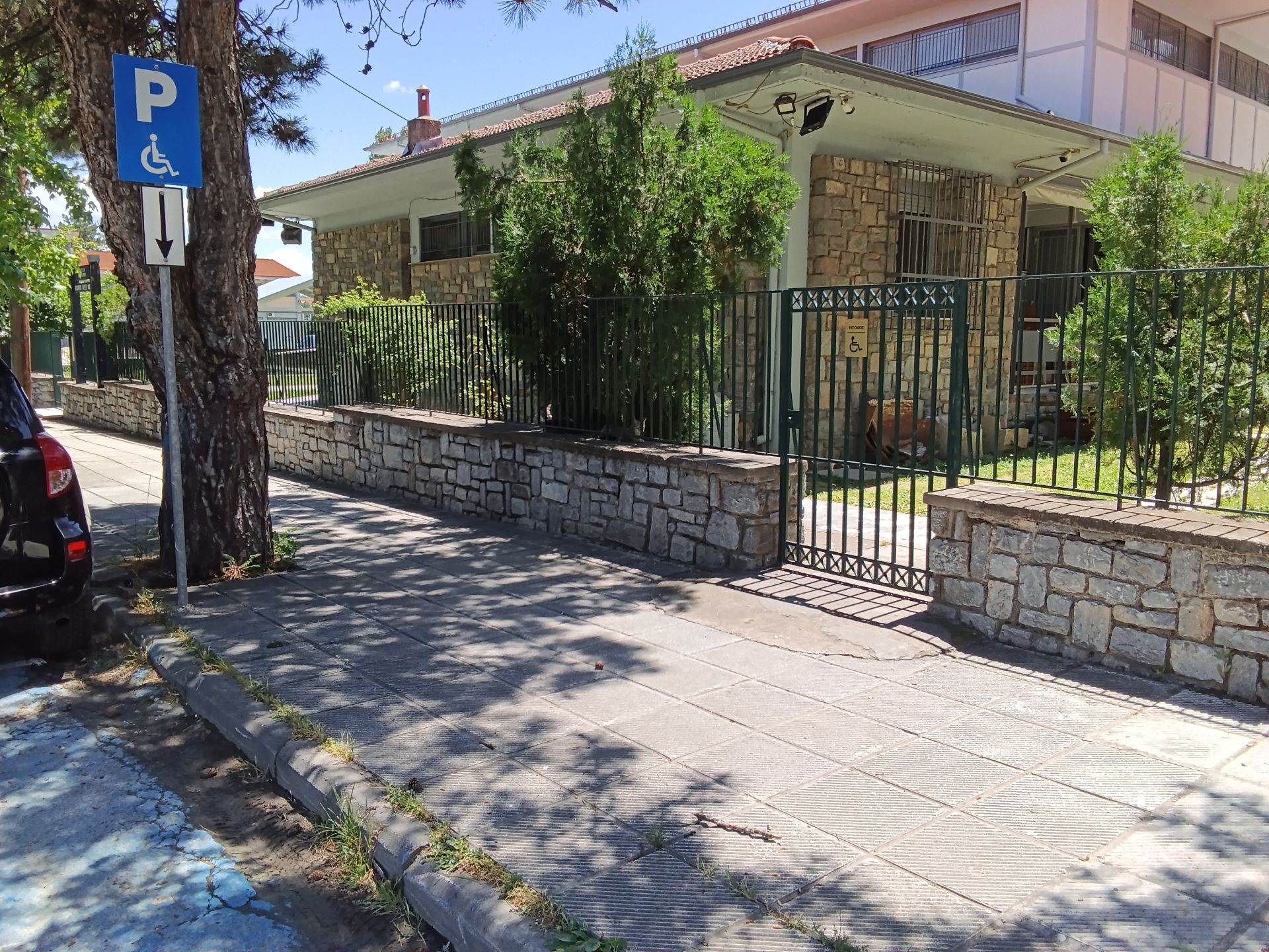 Δευτερεύουσα προσβάσιμη είσοδος συναυλία
