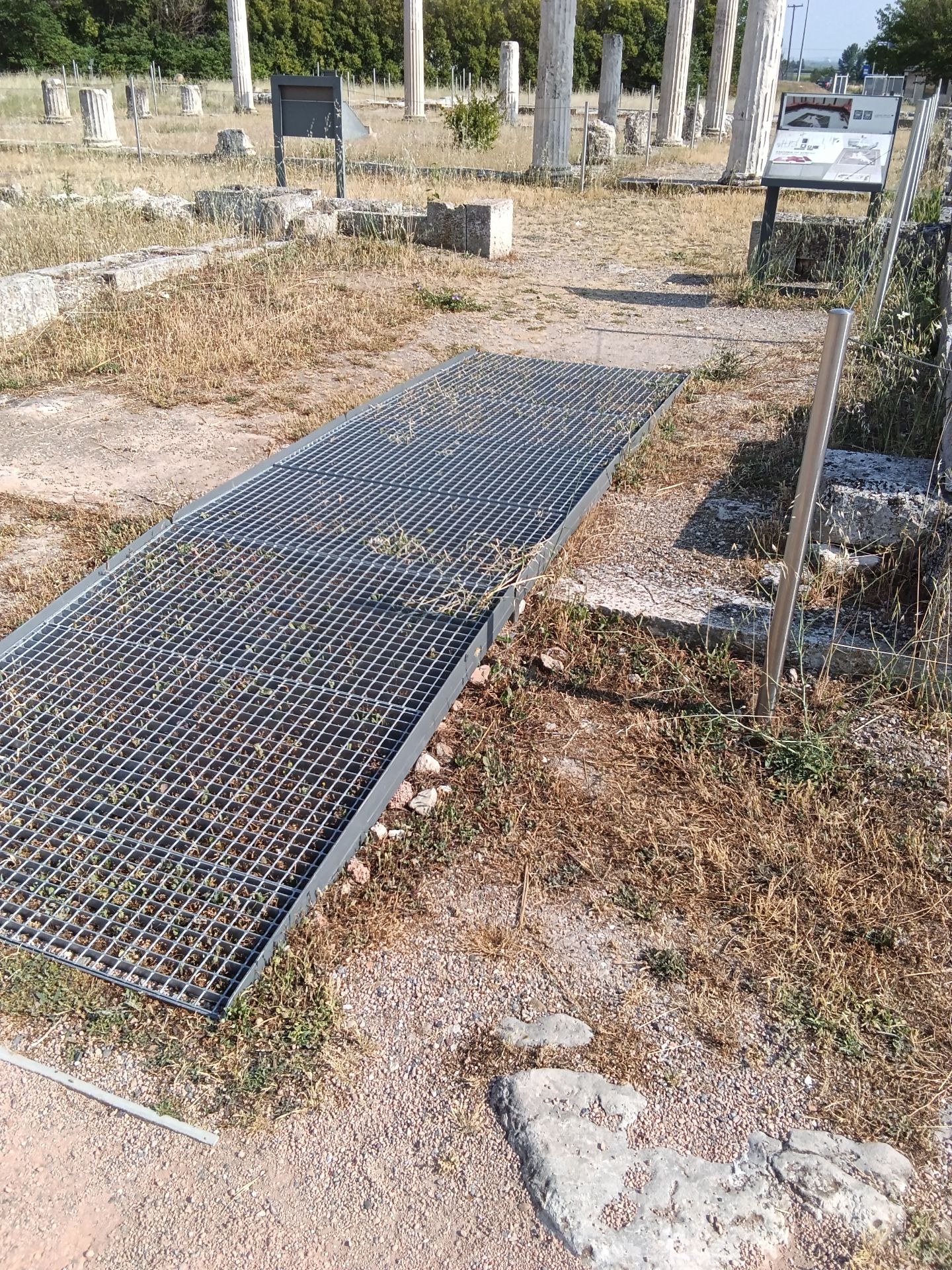 Σε διάφορα σημεία υπάρχουν κατάλληλες διαφυρώσεις, για πρόσβαση με αναπηρικό αξίδιο