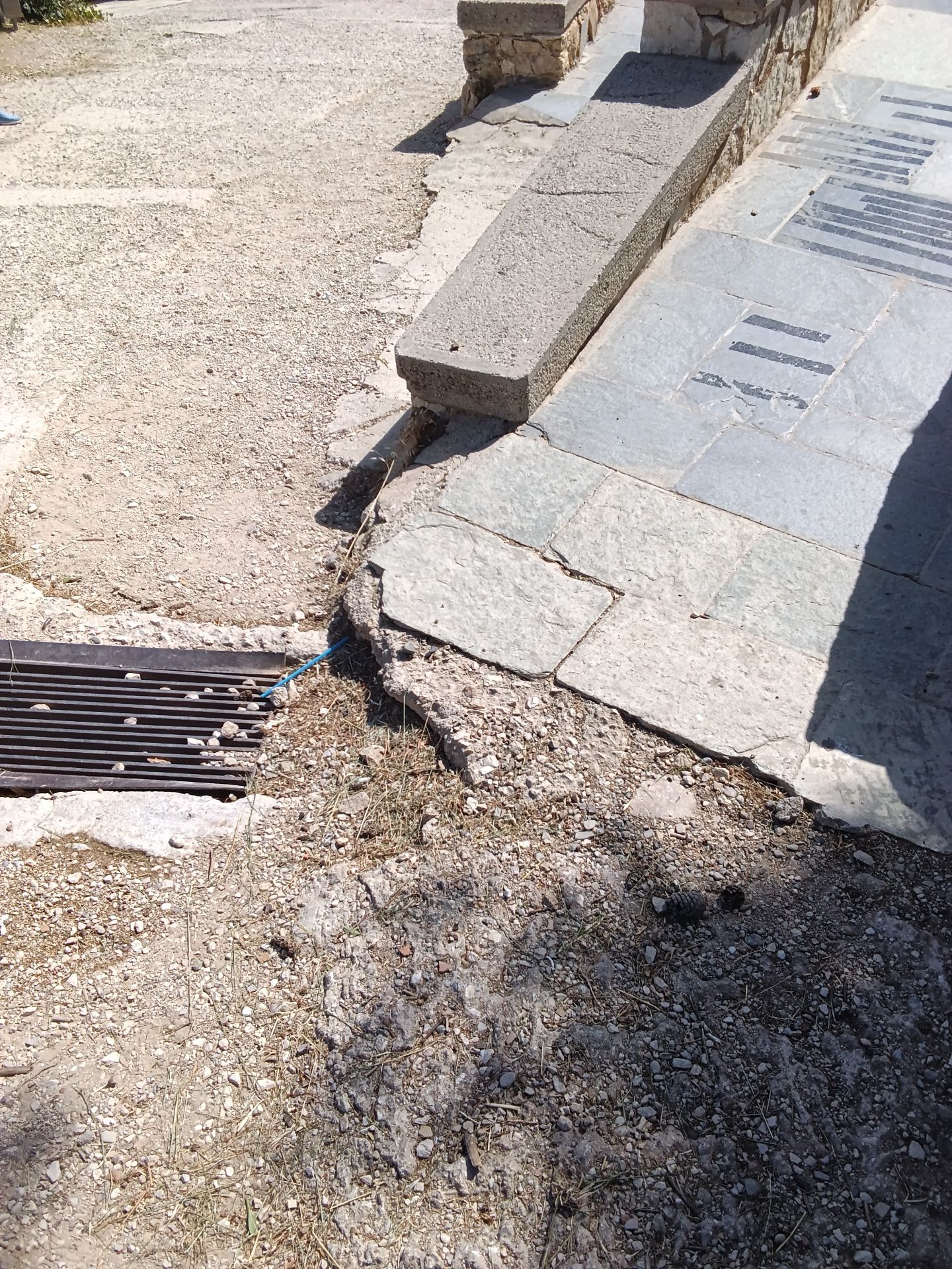 Ανωμαλίες και βλάβες επί εδάφους πριν τη ράμπα για τους χώρους υγιεινής (από την πλευρά του μουσείου)