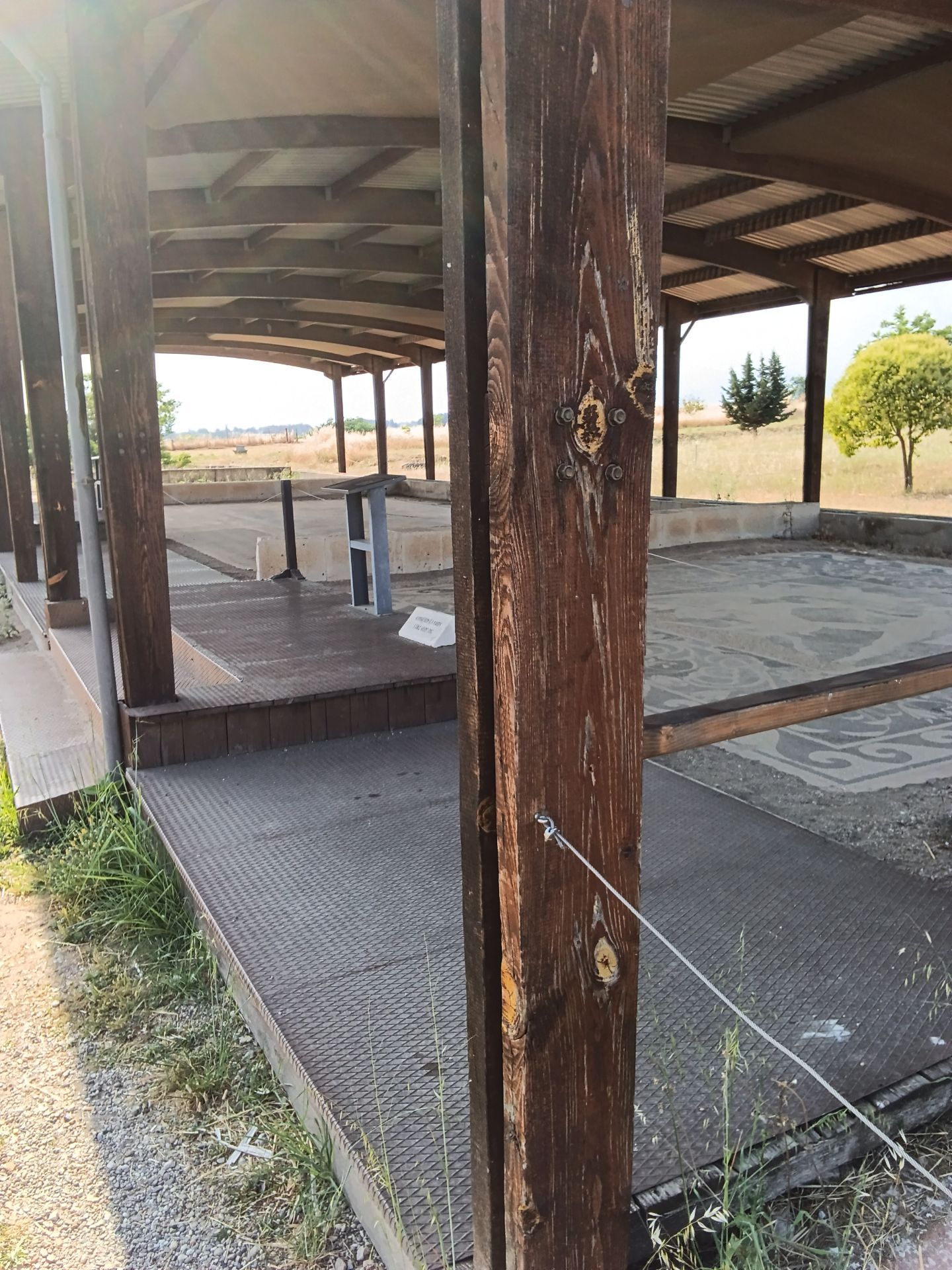 Στην οικία της ελένης η πρόσβαση της πλατφόρμες θέασης των ψηφιδωτών γίνεται μέσω σκαλοπατιών τα οποία δεν ειναι γεφυρωμένα για προσπέλαση με αμαξίδιο