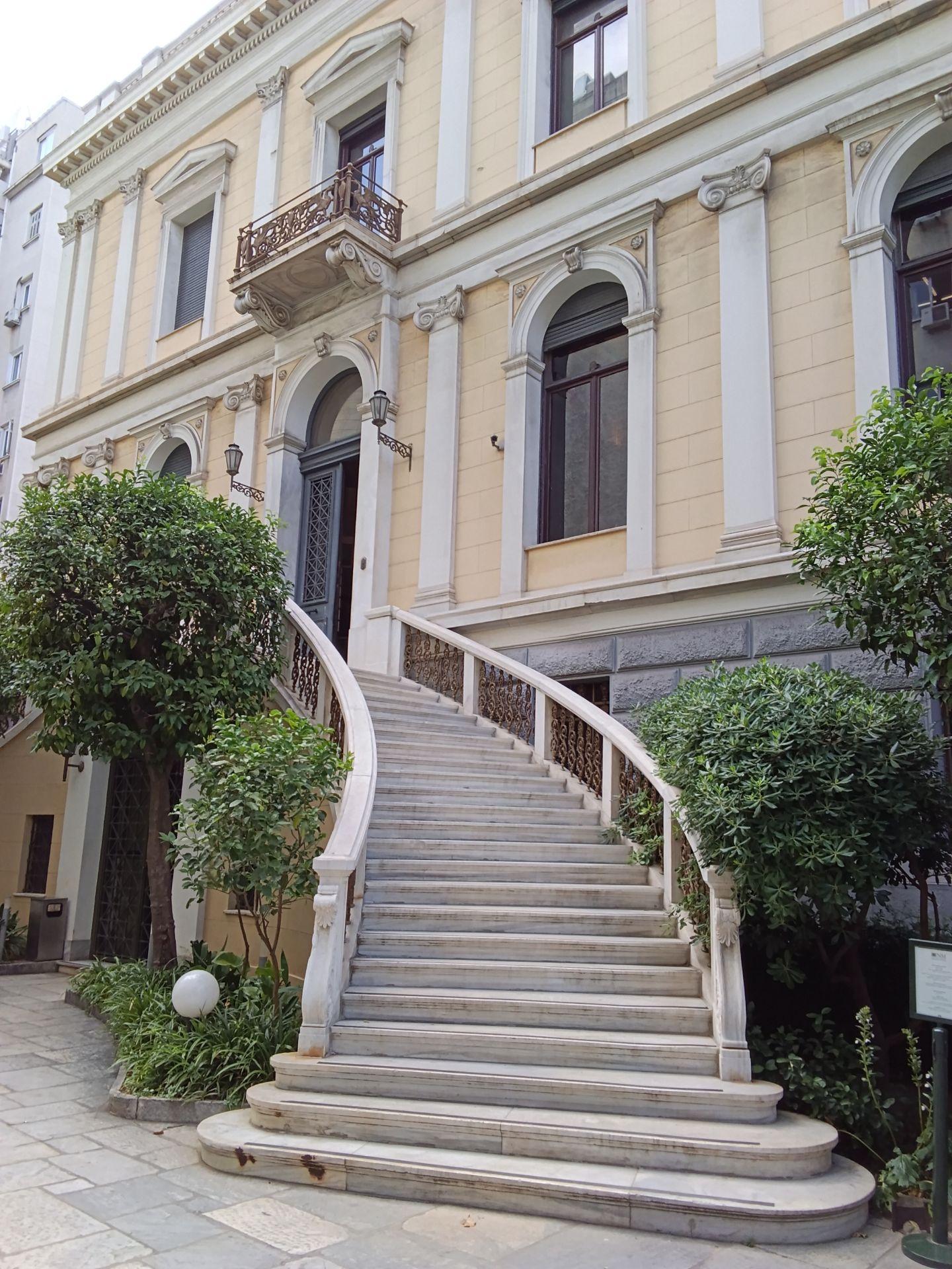 Κεντρική είσοδος στο κτίριο
