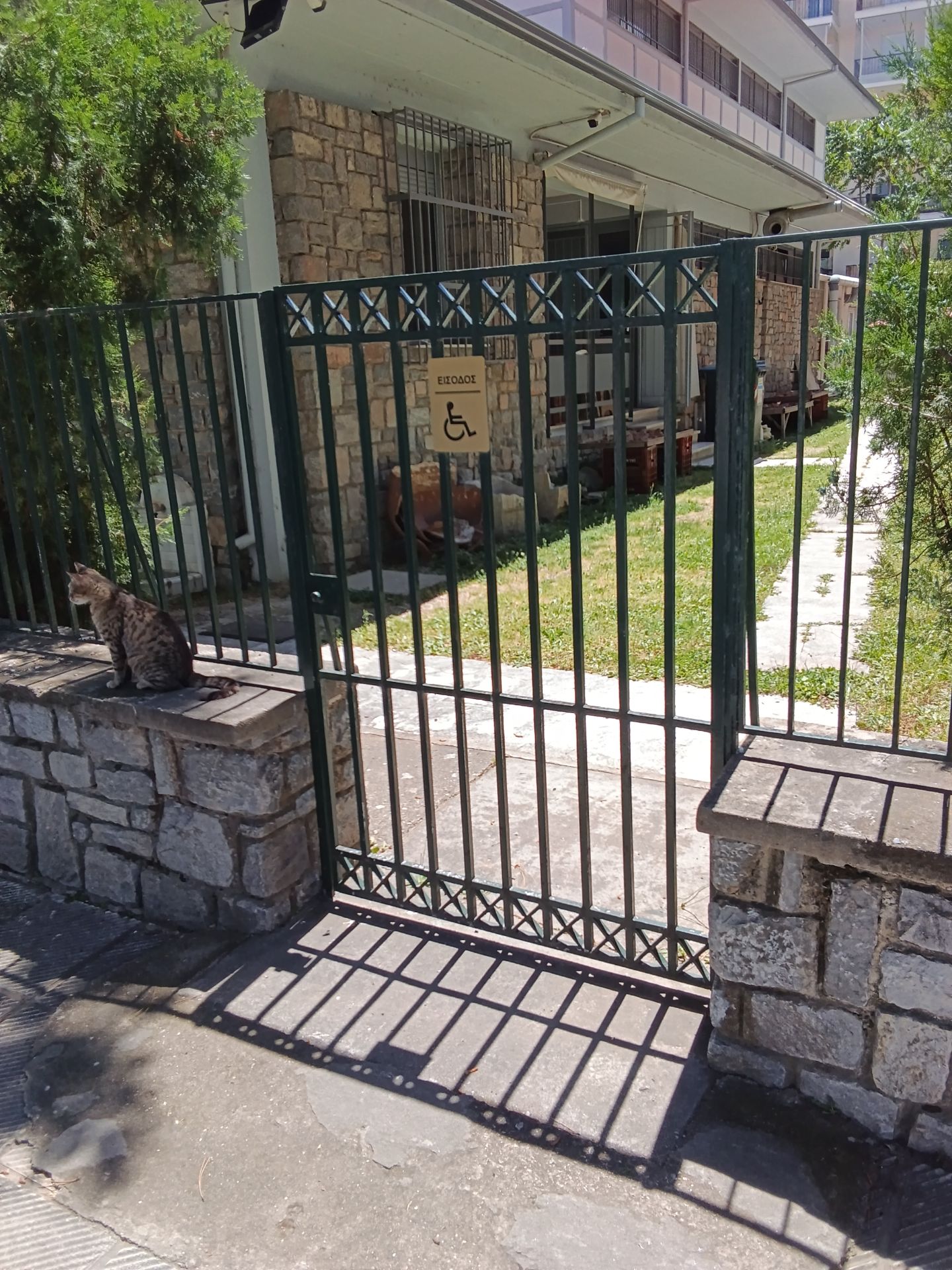 Δευτερεύουσα προσβάσιμη είσοδος συναυλία